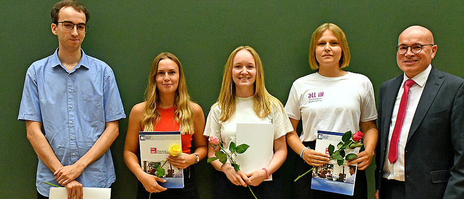 Die Prüfungsbesten 2023 (v.l.): Anton Glüer (Lehramt Gymnasium), Sarah Plewan (Lehramt Realschule), Katharina Albrecht (Lehramt Grundschule), Lea Höfer (Lehramt Sonderpädagogik) zusammen mit Matthias Erhardt, Geschäftsführer der Professional School of Education. 