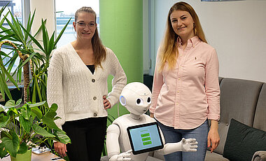 Frauenpower in der Medieninformatik: Birgit Lugrin, Pepper und Melissa Donnermann.