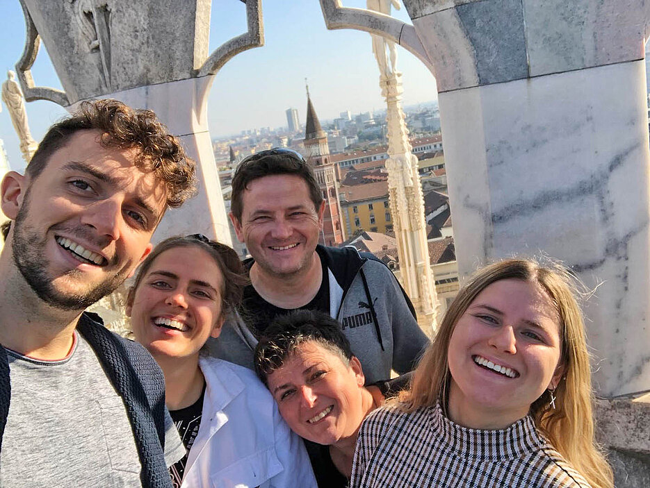 Student Markus Wissel (l.) mit Besuch aus Deutschland auf dem Dach des Mailänder Doms.