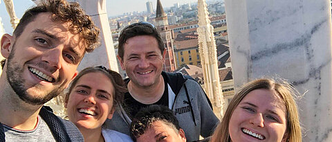 Student Markus Wissel (l.) mit Besuch aus Deutschland auf dem Dach des Mailänder Doms.