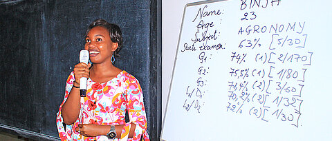 Lydie Binja Munganga, Studentin der Agrarwissenschaften in Bukavu, stellt ihre geplante Masterarbeit vor.