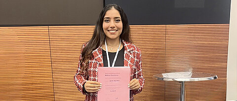 Jedes Jahr vergibt MLP Stipendien an vielversprechende Studierende aus der Medizin. 2025 gehört die Würzburger Studentin Salma Abosabie zu den Geförderten.