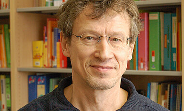 Johannes Jung lehrt und forscht am Lehrstuhl für Grundschulpädagogik und Grundschuldidaktik.
