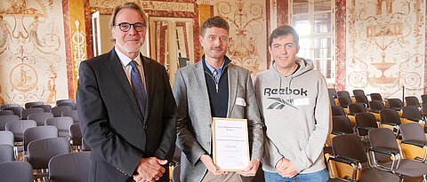 Lehrpreisträger Dr. Jens Schmitz (Mitte) mit Leopold Schaller (r.) vom Fachschaftenrat und Uni-Vizepräsident Andreas Dörpinghaus.
