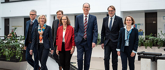 Gruppenfoto der Universitätsleitung Würzburg (v. links: Dr. Uwe Klug, Prof. Dr. Caroline Kisker, Prof. Dr. Matthias Bode, Prof. Dr. Doris Fischer, Prof. Dr. Paul Pauli, Prof. Dr. Andreas Dörpinghaus, Prof. Dr. Anja Schlömerkemper).