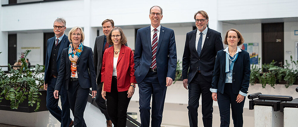 Gruppenfoto der Universitätsleitung Würzburg (v. links: Dr. Uwe Klug, Prof. Dr. Caroline Kisker, Prof. Dr. Matthias Bode, Prof. Dr. Doris Fischer, Prof. Dr. Paul Pauli, Prof. Dr. Andreas Dörpinghaus, Prof. Dr. Anja Schlömerkemper).