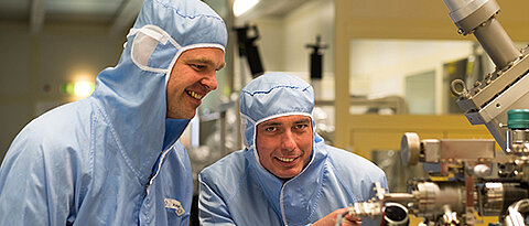 Martin Kamp und Professor Sven Höfling forschen im streng kontrollierten Klima des Reinraums an der Universität Würzburg. (Foto: Vera Katzenberger)