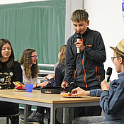 Schüler aus Bad Königshofen spielen einen Sketch im Hörsaal. (Foto: UDI)