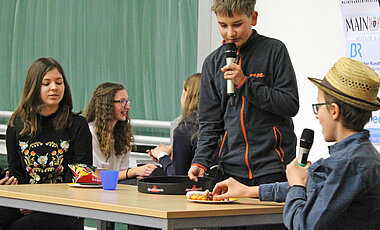 Schüler aus Bad Königshofen spielen einen Sketch im Hörsaal. (Foto: UDI)