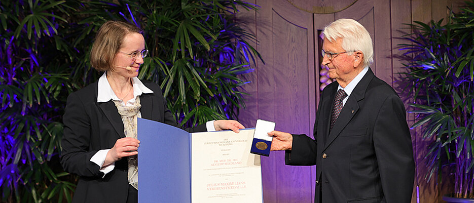 August Heidland wurde auf dem Stiftungsfest 2022 mit der Julius-Maximilians-Verdienstmedaille ausgezeichnet. Ihm gratulierte Vizepräsidentin Anja Schlömerkemper. 