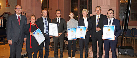 Die Preisträgerinnen und Preisträger mit Repräsentanten des Universitätsbundes (v.l.): Alfons Ledermann, Frauke Fischer, Samuel Kounev, Marwin Züfle, Samira Spiegel, Astrid Carolus, David Brandstätter und Florian Beuerle.