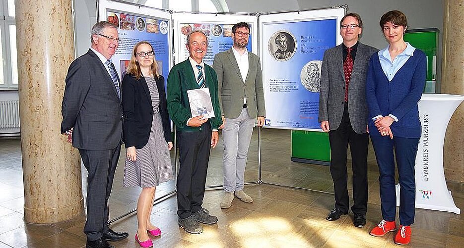 Prof. Wolfgang Weiß (Fränkische Kirchengeschichte), Marie-Thérèse Reinhard M.A. (Historikerin, Universitätsarchiv), stellv. Landrat Armin Amrehn, Stefan W. Römmelt (Historiker), Dr. Marcus Holtz (Leiter des Universitätsarchivs) und Mareile Mansky M