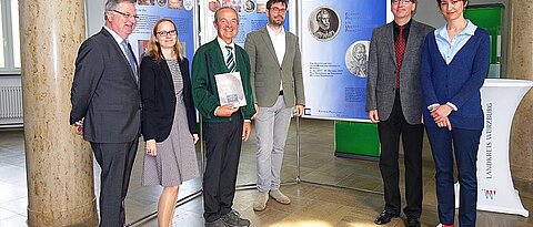 Prof. Wolfgang Weiß (Fränkische Kirchengeschichte), Marie-Thérèse Reinhard M.A. (Historikerin, Universitätsarchiv), stellv. Landrat Armin Amrehn, Stefan W. Römmelt (Historiker), Dr. Marcus Holtz (Leiter des Universitätsarchivs) und Mareile Mansky M