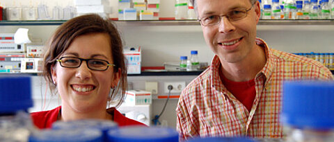 Doktorandin Mirijam Mannefeld und Professor Stefan Gaubatz in ihrem Labor im Biozentrum der Universität Würzburg. Foto: Robert Emmerich