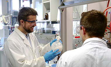 Martin Volek spricht oft mit Kollegen wie dem Doktoranden Konstantin Isenberg (rechts) über ihre Forschungsarbeit. Seiner Meinung nach können solche Gespräche für die wissenschaftliche Arbeit im Labor sehr fruchtbar sein.