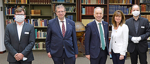 Besuch aus Irland in der Unibibliothek (von links): Christian Malzer, Leiter der Abteilung Handschriften und Alte Drucke, Universitätspräsident Alfred Forchel, der irische Botschafter Nicholas O’Brien, seine Partnerin Mary McCarthy und Hans-Günter Schmidt, Leiter der Universitätsbibliothek.