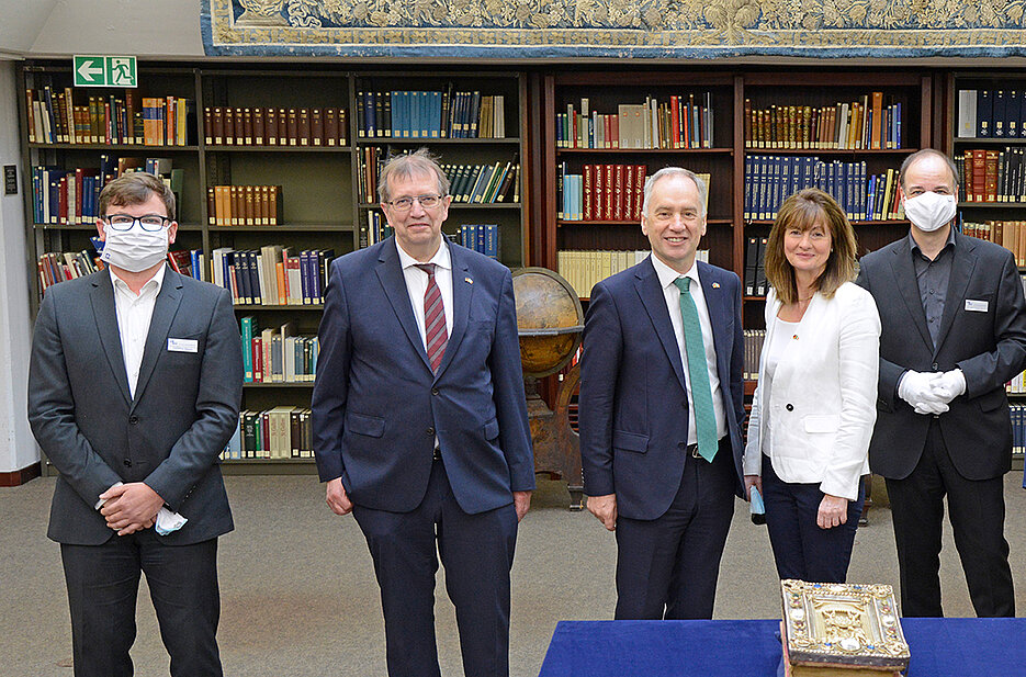 Besuch aus Irland in der Unibibliothek (von links): Christian Malzer, Leiter der Abteilung Handschriften und Alte Drucke, Universitätspräsident Alfred Forchel, der irische Botschafter Nicholas O’Brien, seine Partnerin Mary McCarthy und Hans-Günter Schmidt, Leiter der Universitätsbibliothek.