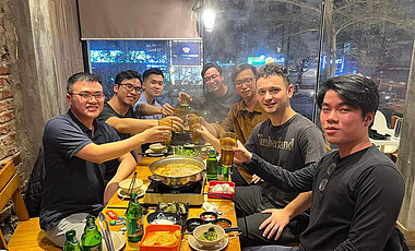 Filip beim Essen mit vietnamesischen Kommilitonen.