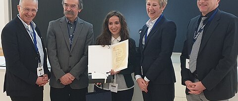 Preisübergabe mit (v.l.): Professor Stefan Wudy (Tagungspräsident), Prof. Josef Koehrle (Präsident der DGE), Dr. Barbara Altieri, Dr. Anke Mey (Preisstifterin), Prof. Andreas Schäffler (Vize-Tagungspräsident). (Foto: Irina Chifu) 