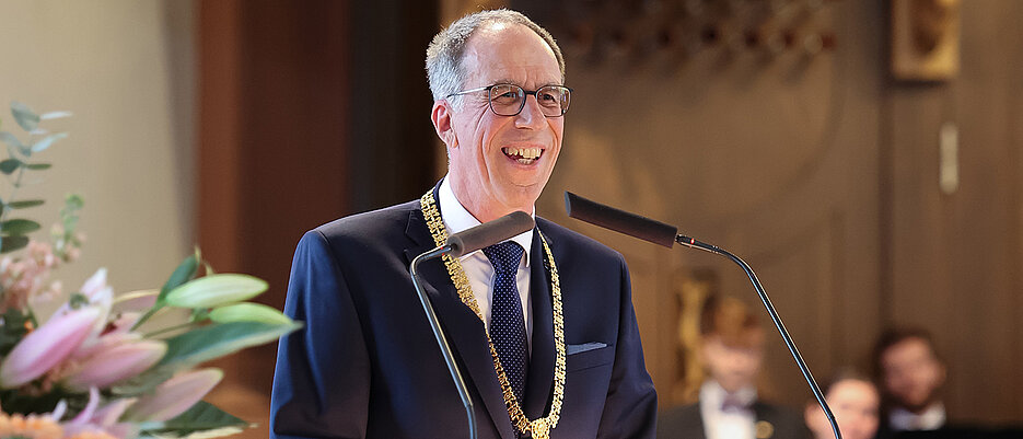 Universitätspräsident Paul Pauli bei seiner Ansprache zum Stiftungsfest.