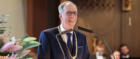 Universitätspräsident Paul Pauli bei seiner Ansprache zum Stiftungsfest.