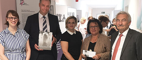 Bei der Vernissage der Ausstellung „Ansichtssache“ (von links): Dr. Tanja Stüber und Professor Achim Wöckel (beide Würzburger Universitäts-Frauenklinik), Sabine Weimert (BRCA Netzwerk), Beate Beyrich (Frauenselbsthilfe nach Krebs) und Professor Georg Ertl (Uniklinikum Würzburg).