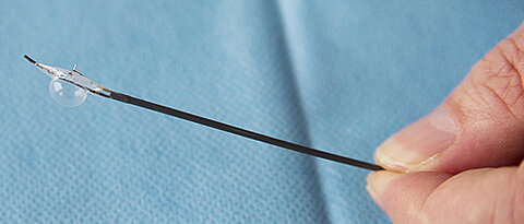 Der neue Mikro-Katheter mit aufgeblasenem Ballon. Oben ist die feine Injektionsnadel zu erkennen. (Foto: Robert Wenzl)
