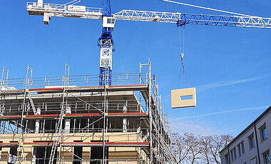 Einbau der vorgefertigten, elementierten Fassade in Holztafelbauweise.