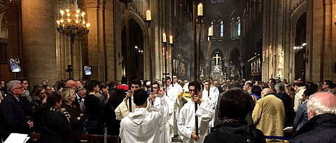 So viele Menschen sind in der Corona-Pandemie in Gottesdiensten nicht erlaubt. Auch das ist eine Herausforderung für die Liturgie.
