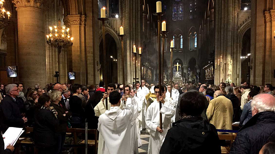 So viele Menschen sind in der Corona-Pandemie in Gottesdiensten nicht erlaubt. Auch das ist eine Herausforderung für die Liturgie.