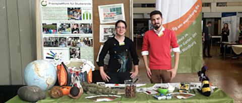 Student Florian und Koordinatorin Dr. Kerstin Bissinger präsentieren den LLG auf der Erstimesse