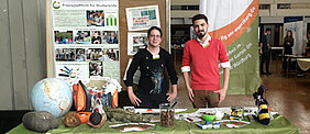 Student Florian und Koordinatorin Dr. Kerstin Bissinger präsentieren den LLG auf der Erstimesse