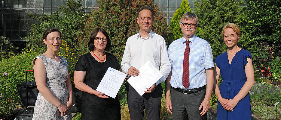 Gruppenfoto mit Ljubica Lozo, Heidrun Hubert-Zilker, Robert Heiligenthal und Unikanzler Uwe Klug und Pamina Hagen. (Foto: Robert Emmerich)