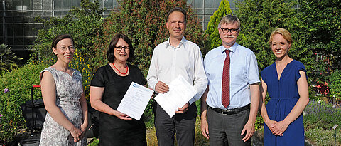 Gruppenfoto mit Ljubica Lozo, Heidrun Hubert-Zilker, Robert Heiligenthal und Unikanzler Uwe Klug und Pamina Hagen. (Foto: Robert Emmerich)