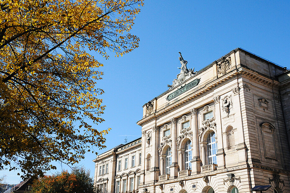 Die Universität am Sanderring ist eines der wichtigsten historischen Gebäude der Universität Würzburg.
