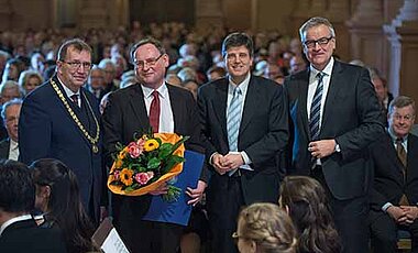 Röntgenpreisträger Jochen Schultheiß (2.v.l.) mit Laudator Thomas Baier, Universitätspräsident Alfred Forchel (l.) und Unibund-Vorsitzendem David Brandstätter (r.). (Foto: Daniel Peter)