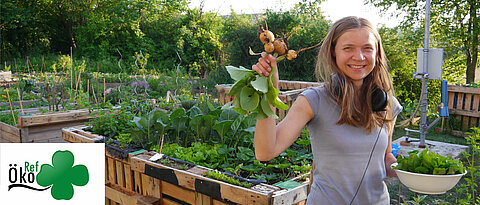Symbolbild für das Referat Ökologie: lächelnde Frau mit frisch geerntetem Gemüse