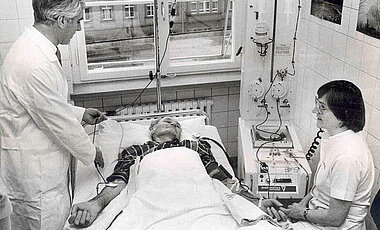 Das Bild aus den 1980er-Jahren zeigt Dieter Wiebecke¸ den damaligen Leiter der Abteilung für Transfusionsmedizin, bei der Durchführung einer Plasmapherese.