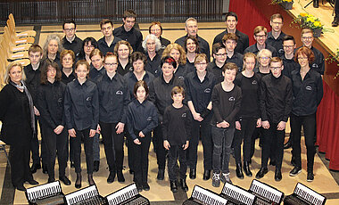 Das Akkordeon-Orchester Marktheidenfeld unter Leitung von Alma Flammersberger (links). 