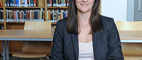 Lydia Lange in the library of the Chair of Old Testament Studies and Biblical-Oriental Languages.