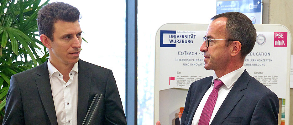 Thomas Trefzger, Direktor der PSE (rechts) im Gespräch mit Christian Hübler vom bayerischen Kultusministerium.