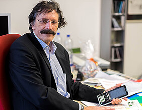 Mathematikdidaktiker Hans-Georg Weigand ist an der Weiterentwicklung von Rechencomputern für den Schulunterricht beteiligt. (Foto: Vera Katzenberger)