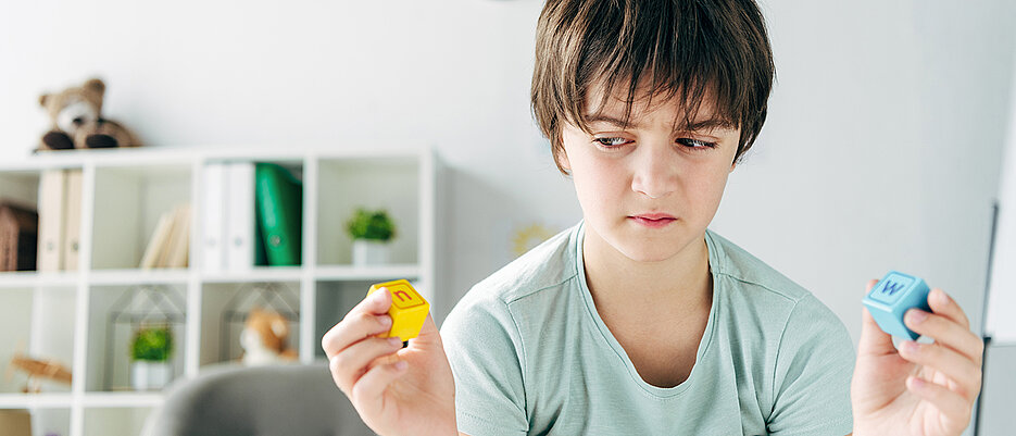 Etwa 40 Prozent aller Kinder, die Legastheniker sind, erkranken psychisch, da sie häufig ausgegrenzt und stigmatisiert werden. Dabei sind sie genauso intelligent wie andere Kinder.