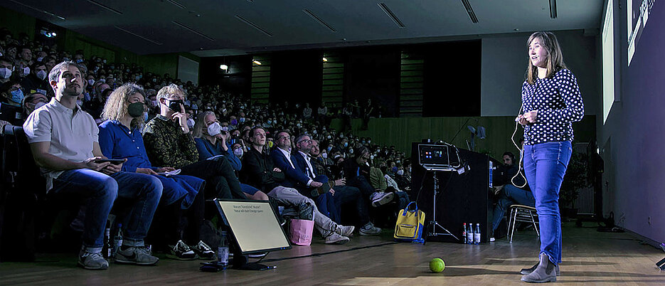 Physikdoktorandin Paula Weber war beim Würzburger Science Slam im November 2022 die einzige Frau auf der Bühne. Bei der „Female* Edition” treten nun ausschließlich Slammerinnen vors Publikum.