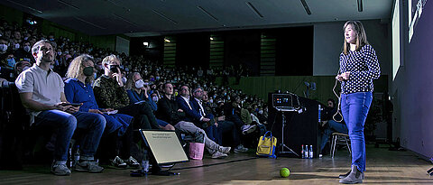 Physikdoktorandin Paula Weber war beim Würzburger Science Slam im November 2022 die einzige Frau auf der Bühne. Bei der „Female* Edition” treten nun ausschließlich Slammerinnen vors Publikum.