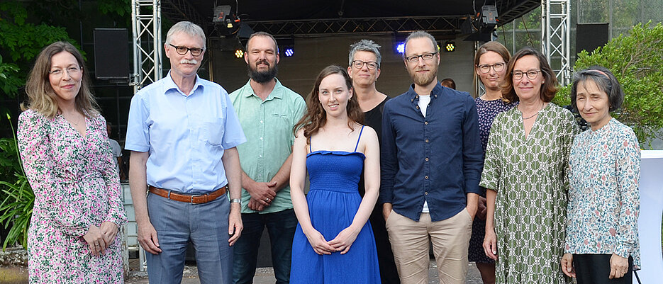 Im Rahmen des Internationalen Abends im Botanischen Garten hat Unikanzler Uwe Klug (2.v.l.) die Zertifikate UNIversInternational an Beschäftigte der Verwaltung verliehen. Mit dabei waren Ljubica Lozo, Leiterin des Referats „Personalentwicklung für das wissenschaftsstützende Personal“ (l.) und ihre Mitarbeiterin Caterina Schmitz (4.v.l.) 