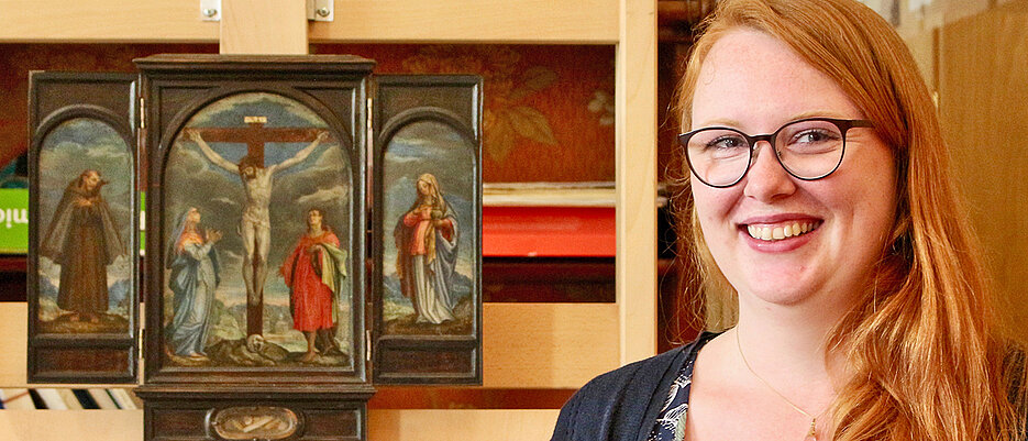 Nora Halfbrodt erforscht unter anderem die Geschichte dieses kleinen Altarbildes aus dem Besitz der jüdischen Kunsthandlung Seligsberger.