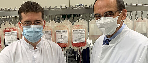 Dr. Jürgen Kößler (links) und Professor Markus Böck vor Blutkonserven. Entsprechende Dummys sollen bald in der studentischen Lehre eingesetzt werden.