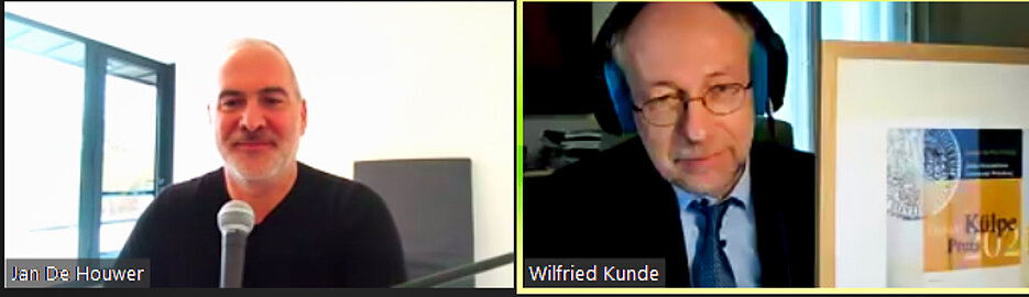 Oswald-Külpe-Preisträger 2021 Jan De Houwer (l.) und Wilfried Kunde mit der Preisurkunde.