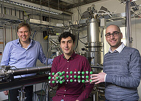 Die Physiker Matthias Bode, Paolo Sessi und Domenico Di Sante in ihrem Labor. (Foto: Matthias Bode)